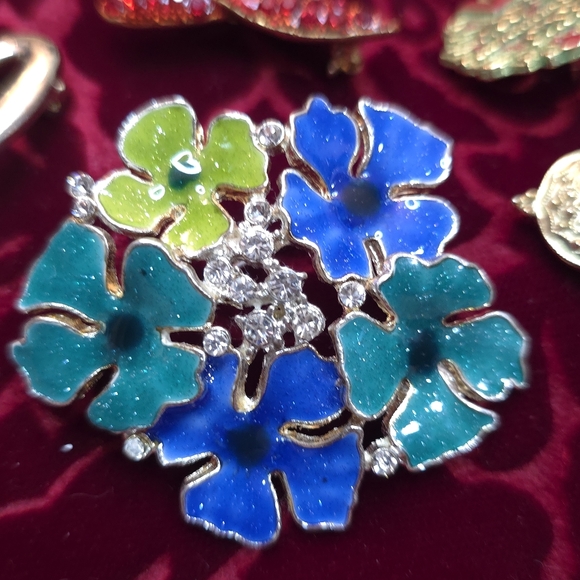 LOT OF 22 VINTAGE BROOCHES - Picture 10 of 13